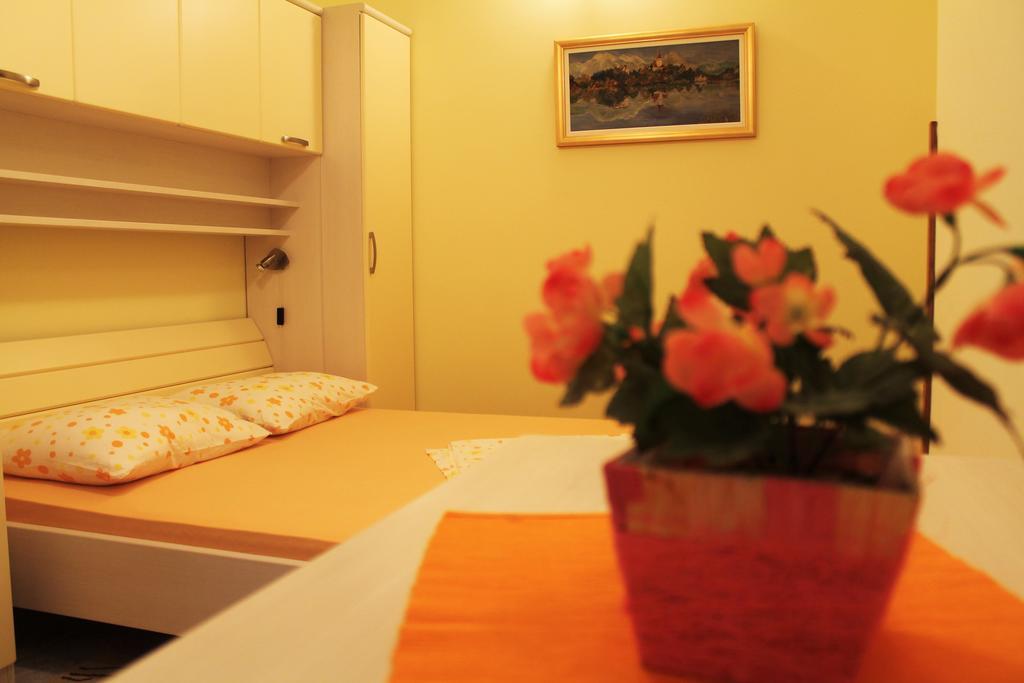 Apartments And Rooms Villa Mir Затон Екстериор снимка